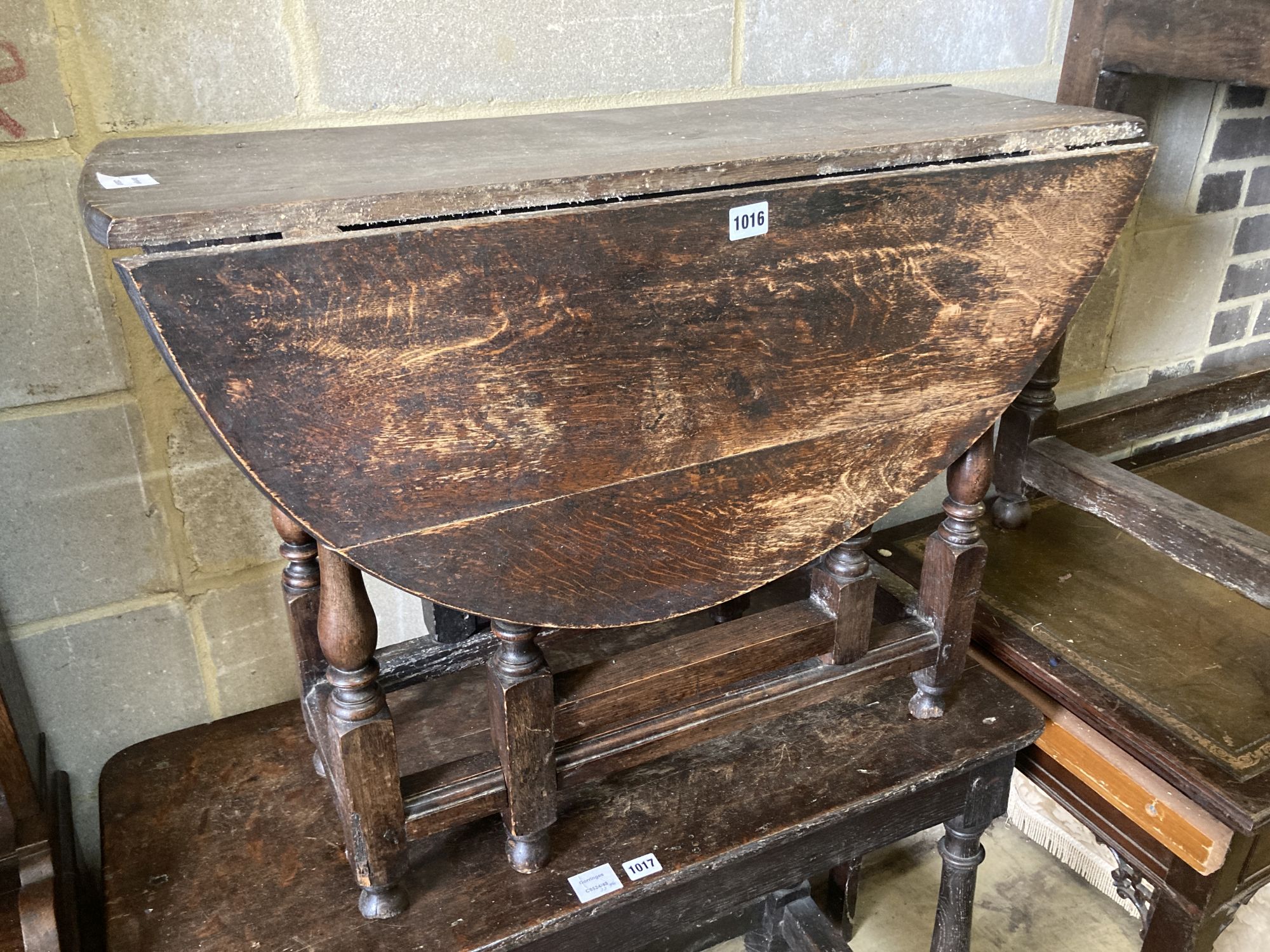 A small 18th century oak oval-topped gateleg table, width 83cm, length 96cm extended, height 62cm